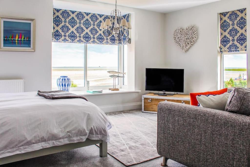 Seafront With Stunning Views Apartment *